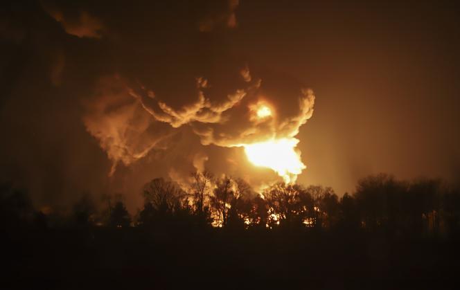 Potężny wybuch w bazie paliwowej pod Wasylkowem. Strażacy nie mogą przystąpić do gaszenia [ZDJĘCIA]