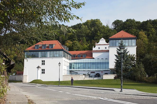 Szkoła w Kazimierzu - nawiązująca do tradycji architektury tego miasteczka