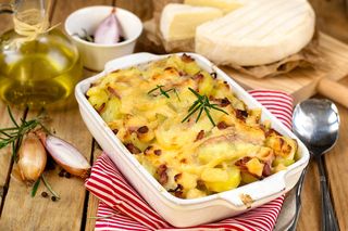 Tartiflette, czyli zapiekana ziemniaczana we francuskim stylu. Przepis na aromatyczny i sycący obiad