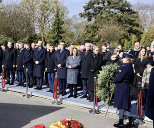 Joanna Racewicz ociera łzy przy grobie męża, pocieszyła ją Barbara Nowacka