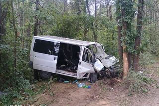 Bus rozbił się na drzewie. Wielu poszkodowanych, śmigłowiec LPR w akcji