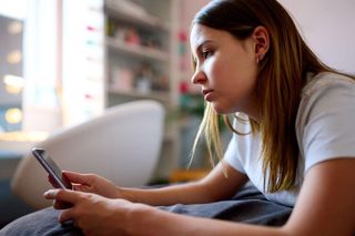 Dziecko ucieka w świat telefonu? Rozmowa działa lepiej niż próby kontroli