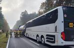 Wypadek na DK 10 pod Piłą. Autobus z dziećmi uderzył w cysternę