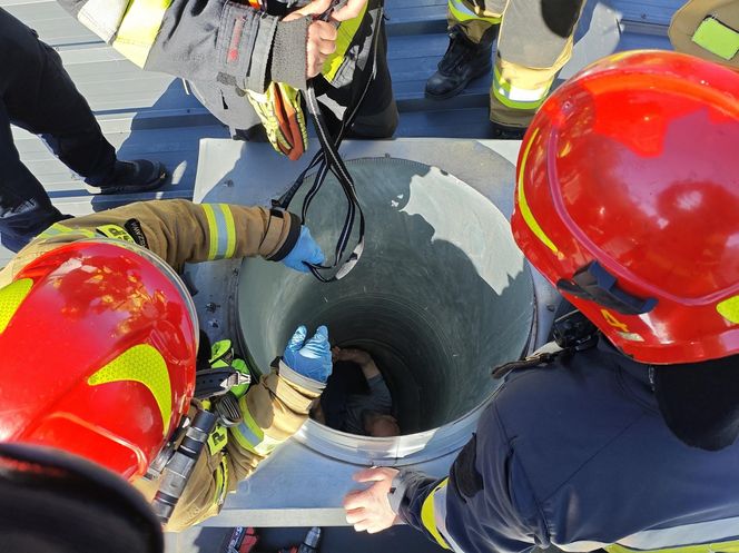 Dramatyczna akcja ratunkowa w Warszawie. Mężczyzna utknął w szybie wentylacyjnym