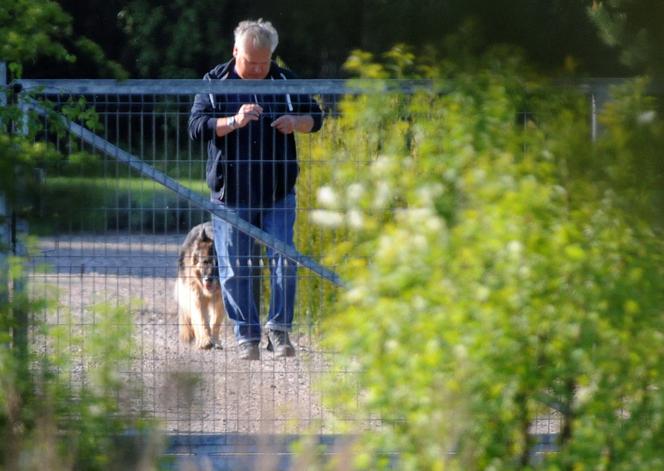 Kwaśniewski woli chodzić z psami niż z KOD-em