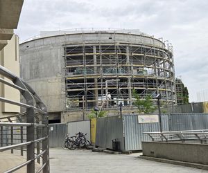 Szklana fasada Opery Nova nabiera kształtów. Rozbudowa wkracza w decydującą fazę!