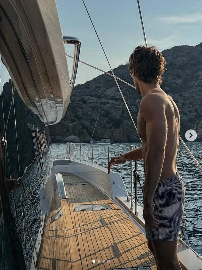 Maciej Musiał na jachcie pokazuje klatę! 30-latek w życiowej formie