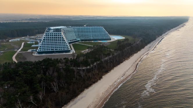 Hotel Gołębiewski w Pobierowie przypomina z daleka ogromny okręt pasażerski