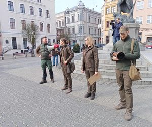 Przemarsz przedszkolaków z marzannami ulicami Grudziądza