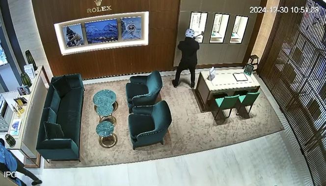W 1,5 minuty zrabowali zegarki warte 2 miliony. Nagranie z zuchwałego skoku na jubilera w Galerii Mokotów