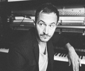 Tom Smith, frontman Editors, dzieli się nowym singlem Broken Time. Muzyk zapowiedział koncert w Polsce!