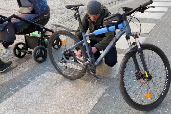 Rusłan sprzedaje rower i jedzie na Ukrainę. "Muszę walczyć!"