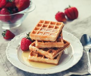 Pulchne i chrupkie gofry na kefirze – nawet budka nad morzem się schowa ze wstydu!