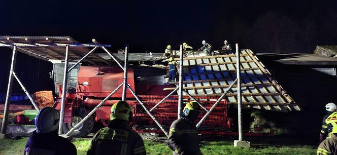 Zerwane dachy i powalone drzewa w Śląskiem. Przez wieczorny wiatr strażacy mieli dużo roboty ZDJĘCIA