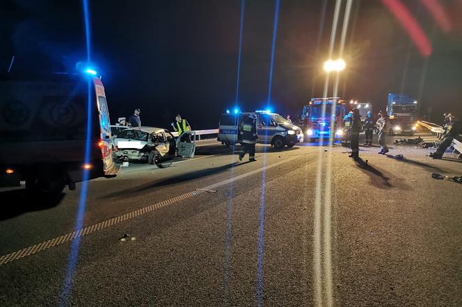 Tragedia na S5 pod Lesznem. Młody kierowca z impretem uderzył w bariery na drodze    