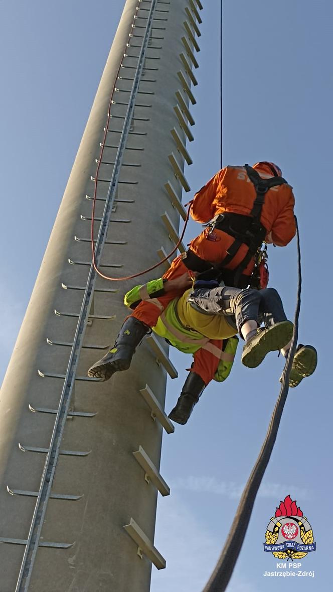 Mężczyzna wszedł na 47-metrową wieżę telefoniczną. Dramatyczna akcja ratunkowa strażaków