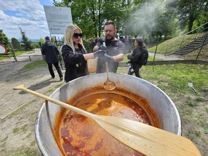 Przyjaciele gotowali zupę Damianówkę na pogrzebie Damiana Sobola