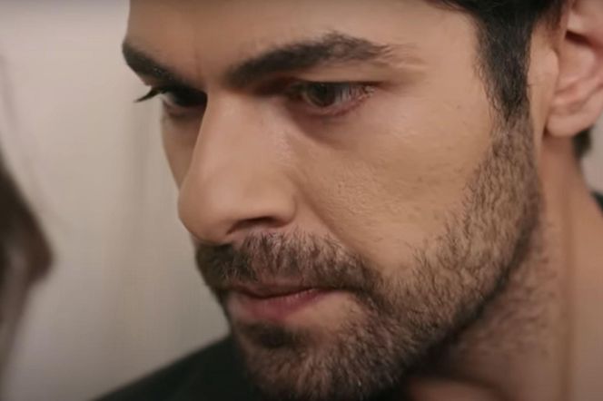 Halil zaproponuje Zeynep, że pojedzie z nią do babci Aliego 