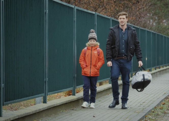 M jak miłość, odcinek 1853: Marcin (Mikołaj Roznerski), Szymek (Staś Szczypiński)