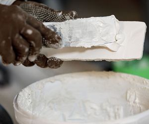 Jaki klej do płytek gipsowych? Ważne parametry techniczne kleju do płytek gipsowych