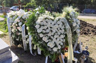 Pogrzeb Justyny i Zbigniewa. Ich groby utonęły w białych kwiatach