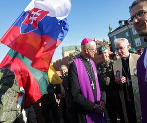 Metropolita warszawski abp Adrian Galbas i biskup polowy Wojska Polskiego Wiesław Lechowicz z uczestnikami 45. Warszawskiej Akademickiej Pieszej Pielgrzymki Metropolitalnej na Jasną Górę