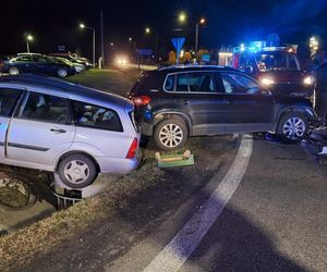 Poważny wypadek pod Kaliszem. Dwie osoby zakleszczone 