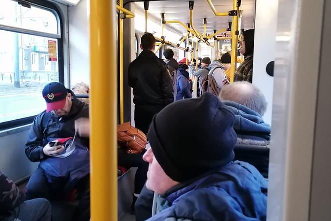 Tłok w autobusach i tramwajach w Warszawie