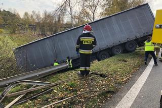 TIR spadł ze skarpy na trasie S1. Droga jest całkowicie zablokowana. Utrudnienia potrwają kilka godzin