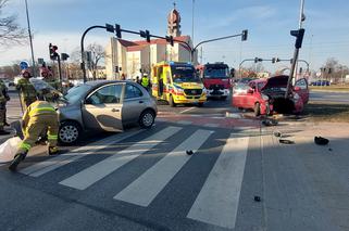 Zderzenie dwóch osobówek w Bydgoszczy! Jedna osoba ranna [ZDJĘCIA]