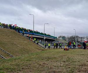 Rolnicy z woj. lubelskiego blokują drogi w regionie. Na protestującymi czuwa policja 