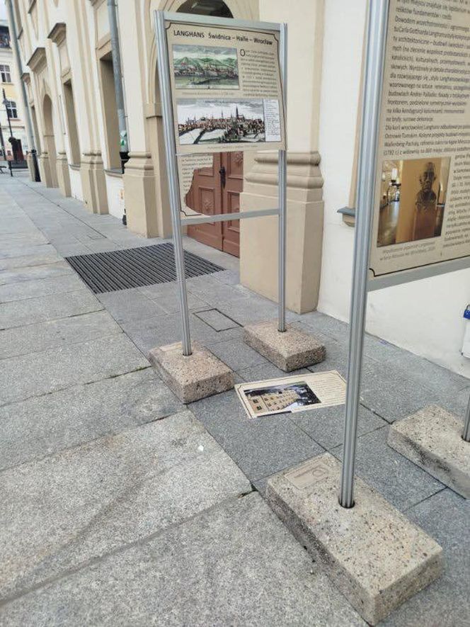 18-latek zniszczył wystawę przed muzeum w Rawiczu