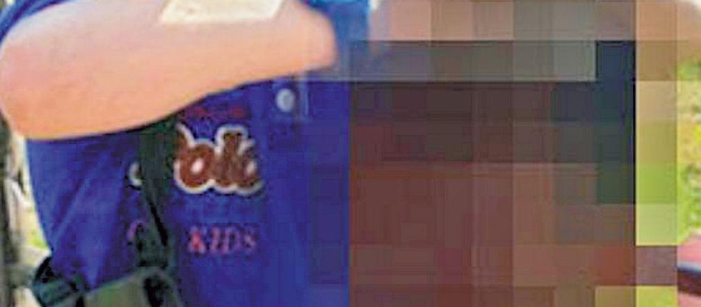 Uczy syna obcinać głowy!