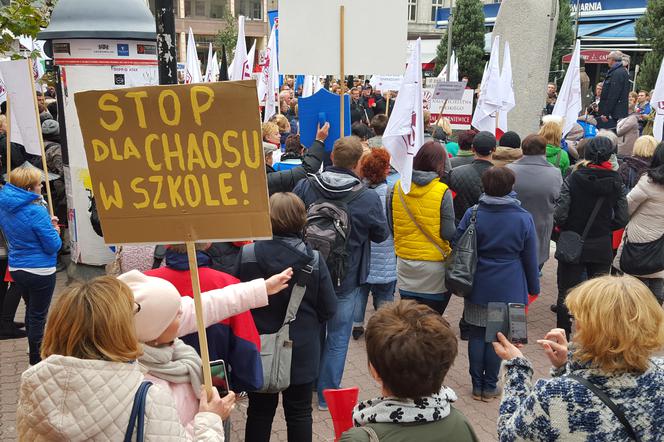 Protest nauczycieli w Łodzi jednym z kilkunastu w Polsce [WIDEO, AUDIO]. Likwidacja gimnazjów oznacza utratę pracy wielu z nich