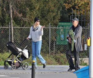 Krzysztof Ibisz z rodziną na spacerze