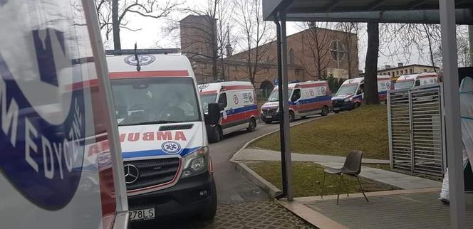 Tak wygląda kolejka karetek pod szpitalem w Zabrzu. Te zdjęcia budzą grozę wśród mieszkańców [GALERIA]