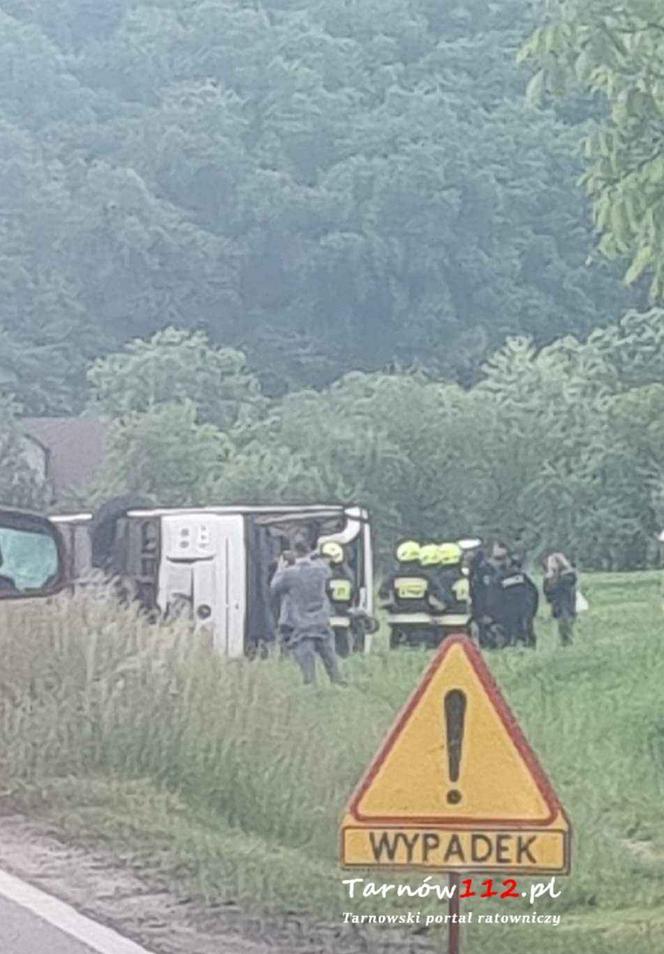 Wypadek autobusu z dziećmi! Są poszkodowani, droga zablokowana