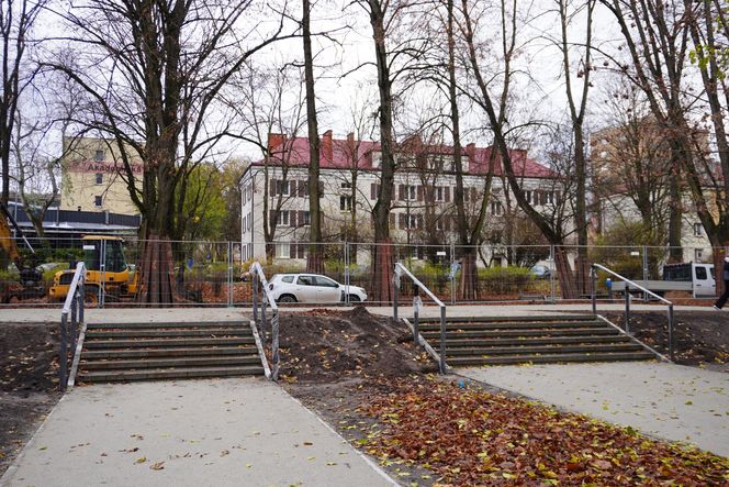 Główne wejście do Parku Planty zagrodzone