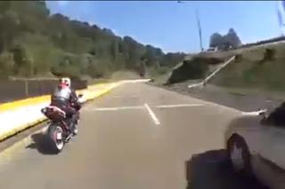 Potężny dzwon motocyklisty nagrany przez jego kolegę – WIDEO 