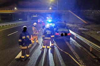 Samochód nagle stanął w płomieniach na trasie S5! O krok od tragedii [ZDJĘCIA]