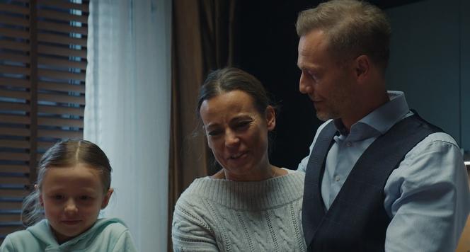 M jak miłość odc. 1730. Magda (Anna Mucha), Nadia (Mira Fareniuk), Andrzej Budzyński (Krystian Wieczorek)
