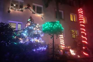 Świąteczna iluminacja bloku przy Niesiołowskiego 24 w Toruniu to już tradycja