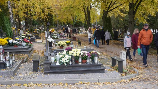 Tłumy na cmentarzu przy ul. Poprzecznej. Olsztynianie odwiedzają groby bliskich [ZDJĘCIA]