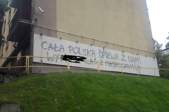 Katowice: Przeciwnicy maseczek zniszczyli blok w dzielnicy Dąbrówka Mała, Pojawiło sie wulgarne graffiti