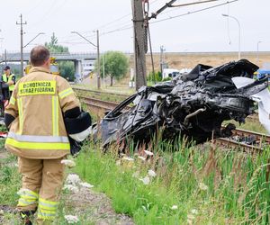 Dramat w Wielkopolsce. Samochód wjechał wprost pod pociąg