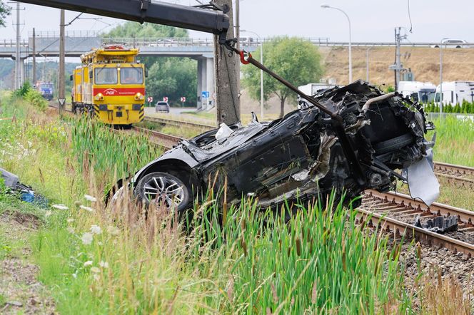Dramat w Wielkopolsce. Samochód wjechał wprost pod pociąg