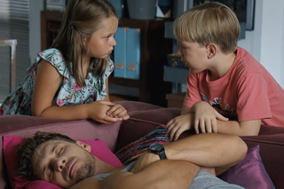 M jak miłość, odcinek 1700: Maja (Laura Jankowska), Szymek (Staś Szczypiński), Marcin (Mikołaj Roznerski)