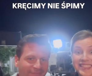 M jak miłość nowy sezon. Adam Karski (Patryk Szwichtenberg), Natalka (Dominika Suchecka) na planie