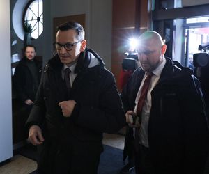 Mateusz Morawiecki pojawił się w budynku prokuratury w Warszawie. Ma usłyszeć zarzuty ws. wyborów korespondencyjnych z 2020 roku