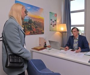Pierwsza miłość: wieści o rzekomym romansie Emilki i Fryderyka docierają do Bartka. Mężczyzna planuje zemstę